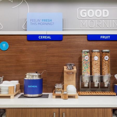 Holiday Inn Express & Suites Clinton By Ihg Exteriör bild