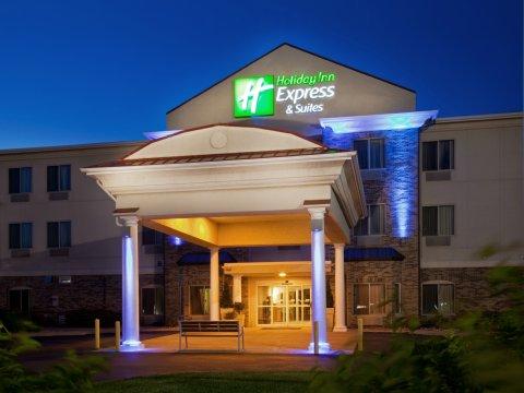 Holiday Inn Express & Suites Clinton By Ihg Exteriör bild